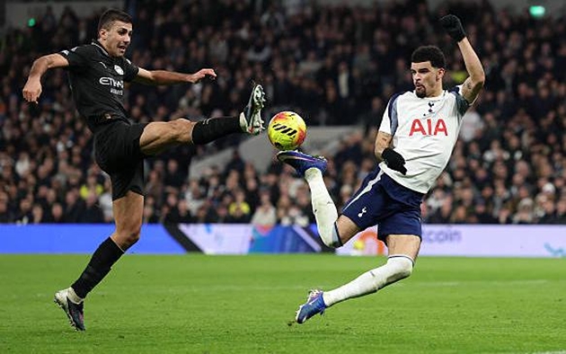 Si&ecirc;u phẩm bọ cạp của Dominic Solanke thể hiện bản lĩnh Tottenham Hotspur. 