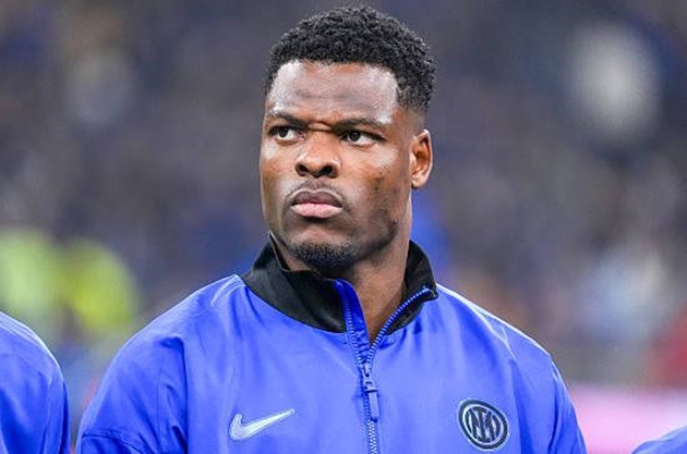 Liverpool quan t&acirc;m Denzel Dumfries.