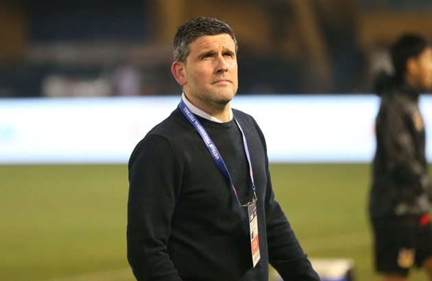 HLV Gerard Albadalejo nổi giận với trọng t&agrave;i Malaysia sau trận thua của Ninh B&igrave;nh. Ảnh: VTC News