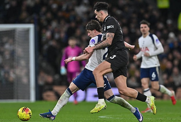 Nico O&rsquo;Reilly &mdash; 6.6: Tỏ ra hứng th&uacute; với vai tr&ograve; tiền vệ khi đối phương thiếu người ở tuyến giữa; khả năng chọn vị tr&iacute; của anh đ&atilde; g&acirc;y nhiều kh&oacute; khăn cho trung vệ lệch phải Jo&atilde;o Palhinha trong hiệp đầu. Sau khi Guardiola thay người k&eacute;p giữa hiệp hai, O&rsquo;Reilly lui về đ&aacute; hậu vệ tr&aacute;i.