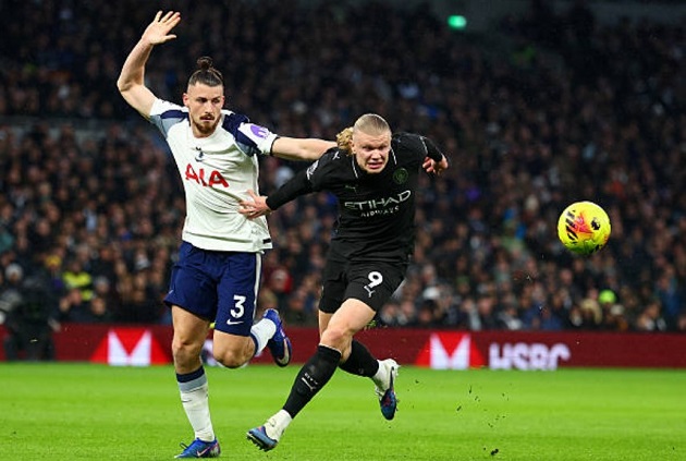 Erling Haaland &mdash; 7.0: Kh&ocirc;ng c&oacute; nhiều cơ hội dứt điểm, tiếp tục k&eacute;o d&agrave;i cơn hạn h&aacute;n b&agrave;n thắng từ b&oacute;ng sống tại Premier League. Trong hiệp một, anh l&agrave;m lỡ nhịp một v&agrave;i đợt tấn c&ocirc;ng của City do ra quyết định k&eacute;m hoặc xử l&yacute; bước cuối cẩu thả.