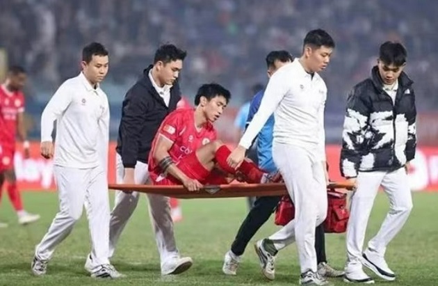 Ảnh bài viết Điểm tin bóng đá Việt Nam 2/2: Văn Hậu chấn thương trong ngày tái xuất V-League; HLV Ninh Bình 'quây' trọng tài Malaysia