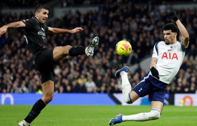 Tottenham h&ograve;a 2-2 Man City.