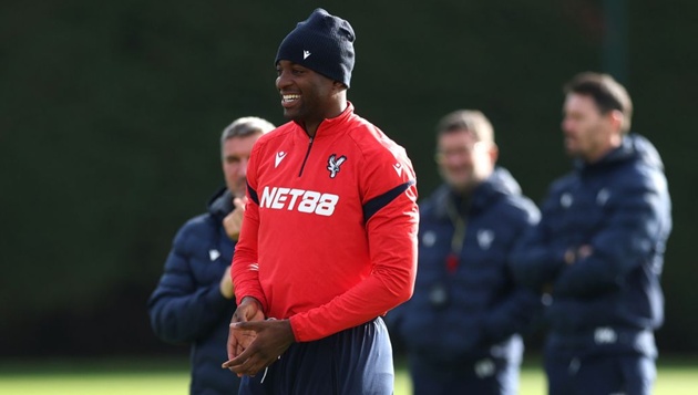 Mateta đến Paris kiểm tra y tế.