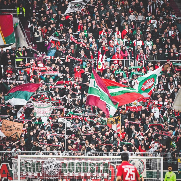 Kh&aacute;n đ&agrave;i Ulrich-Biesinger-Tribune lu&ocirc;n rất cuồng nhiệt.