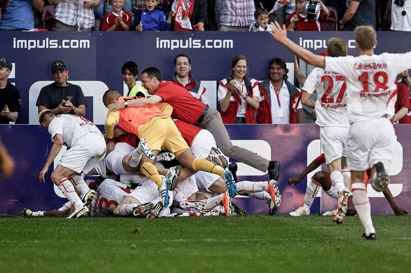 C&aacute;c cầu thủ ăn mừng sau khi gi&agrave;nh quyền l&ecirc;n Bundesliga lần đầu trong lịch sử.