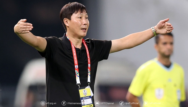 HLV Kim Sang-sik trẻ h&oacute;a đội h&igrave;nh tuyển Việt Nam.