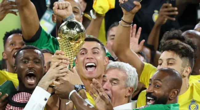 Ronaldo với danh hiệu Arab Club Champions Cup.