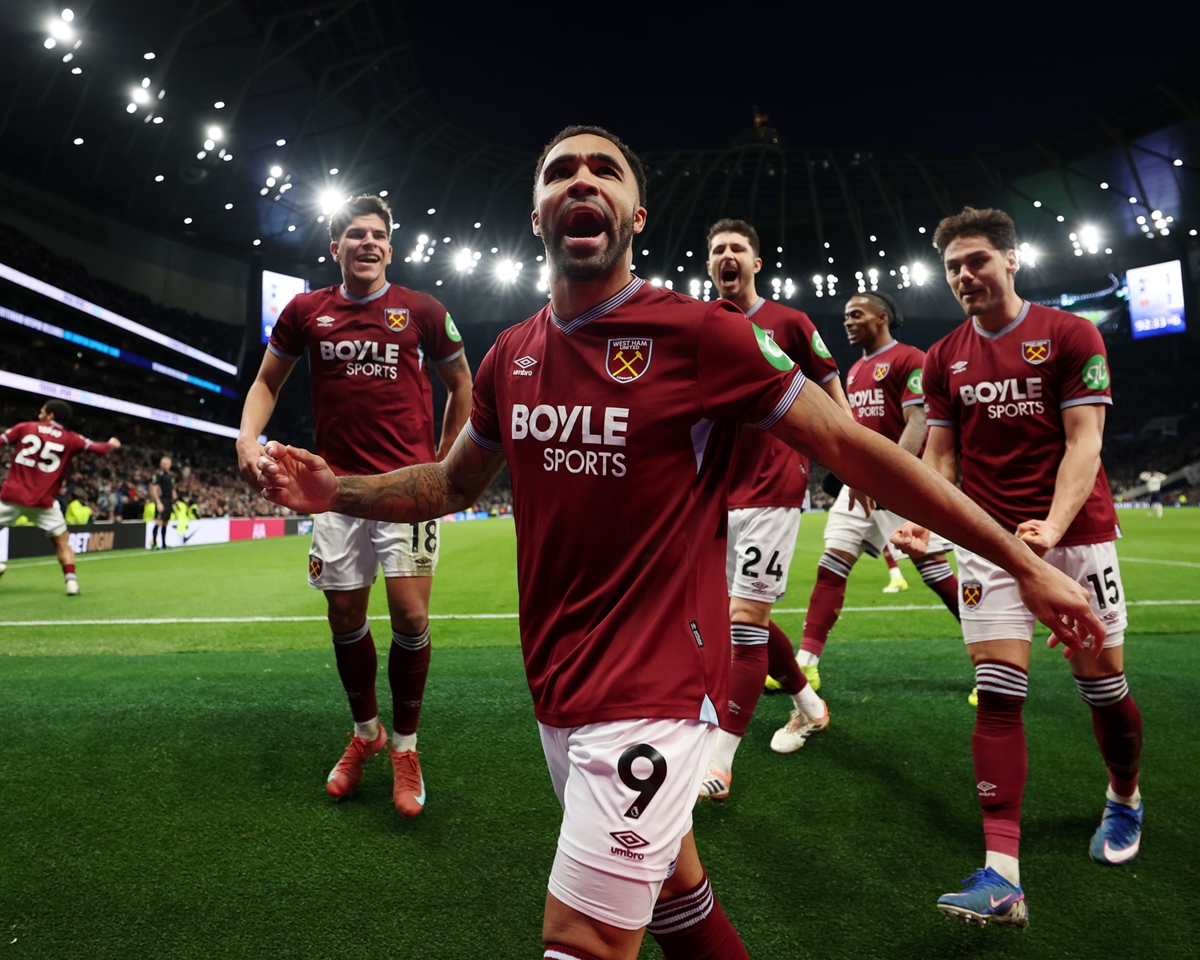 West Ham tìm thấy những tia sáng le lói cuối đường hầm.