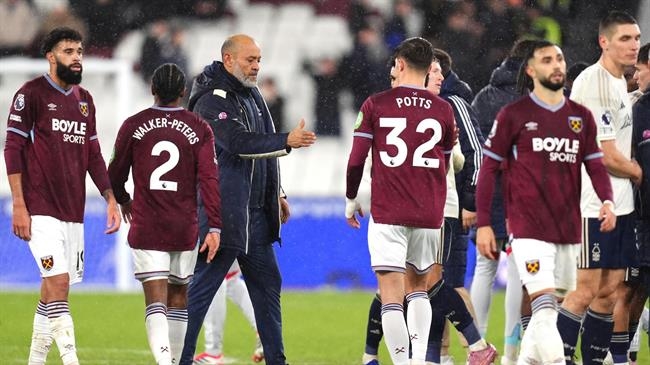 West Ham là đội có "cửa sống" cao nhất trong nhóm cầm đèn đỏ.
