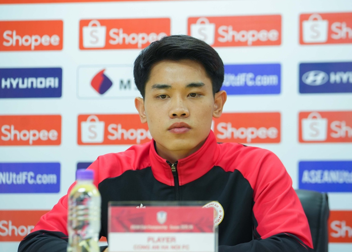 Nguyễn Đ&igrave;nh Bắc trong ph&ograve;ng họp b&aacute;o một ng&agrave;y trước trận đấu với Tampines Rovers. Ảnh: VFF.