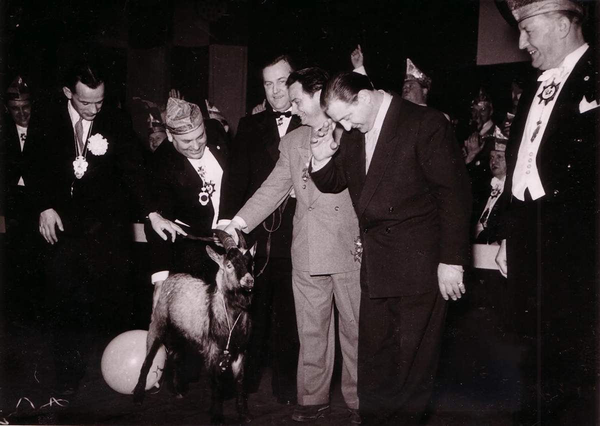 Linh vật ch&uacute; d&ecirc; của FC Koln xuất ph&aacute;t từ một tr&ograve; đ&ugrave;a.