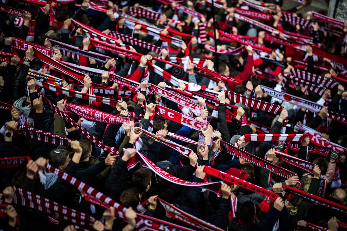 Cổ động vi&ecirc;n FC Koln c&oacute; sự gắn b&oacute; mật thiết với CLB.