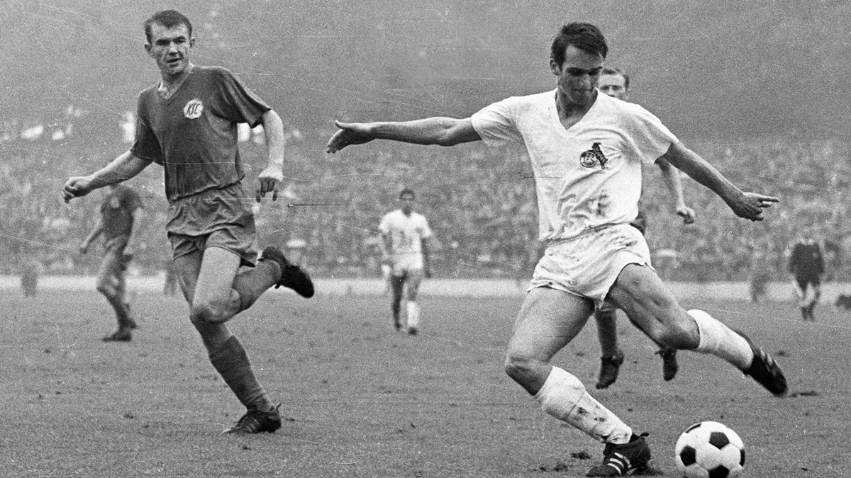 Wolfgang Overath trong một trận đấu của FC Koln.