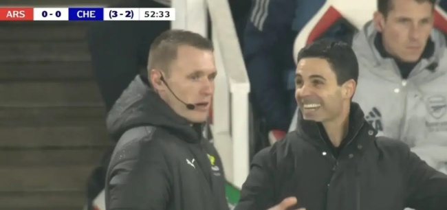 Arteta bị phạt thẻ v&agrave;ng v&igrave; lỗi phản ứng.