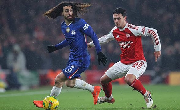 Marc Cucurella chơi đầy nỗ lực trong trận đấu với Arsenal.