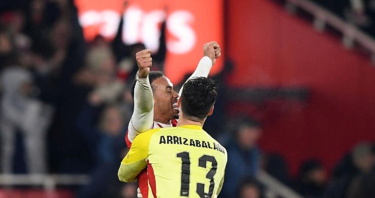 Kepa Arrizabalaga - 5 điểm: Một pha xử l&yacute; l&oacute;ng ng&oacute;ng tệ hại ở t&igrave;nh huống phạt g&oacute;c su&yacute;t khiến Arsenal gặp rắc rối lớn &ndash; một t&igrave;nh huống cố định m&agrave; lẽ ra anh phải ngăn chặn ngay từ đầu. Anh chỉ phải thực hiện đ&uacute;ng một pha cứu thua khi h&agrave;ng thủ Arsenal đ&atilde; chơi tốt.