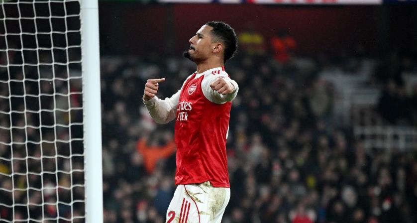 William Saliba - 7 điểm: Pha đỡ b&oacute;ng hỏng ngay trong v&ograve;ng cấm ở đầu trận đ&atilde; biếu kh&ocirc;ng cho Liam Delap một cơ hội, may mắn l&agrave; c&uacute; s&uacute;t đi chệch cột dọc. Đ&oacute; l&agrave; khoảnh khắc lo lắng duy nhất, c&ograve;n lại anh đối ph&oacute; tốt với sức mạnh thể chất của Joao Pedro.