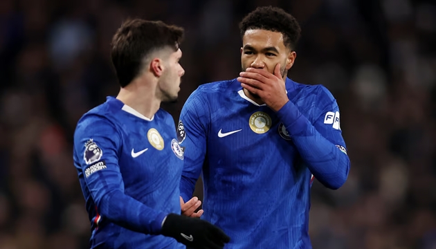 Pedro Neto v&agrave; Reece James.