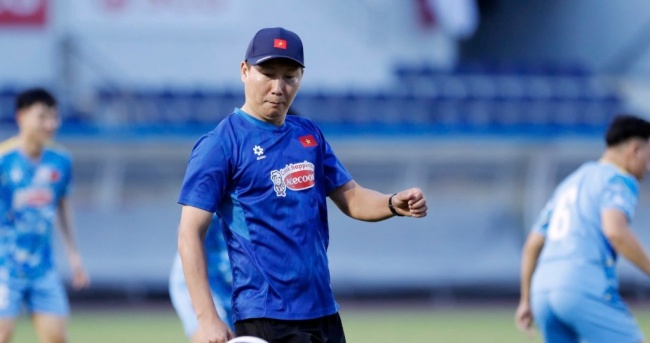 HLV Kim Sang-sik đứng trước b&agrave;i to&aacute;n kh&oacute; về nh&acirc;n sự.