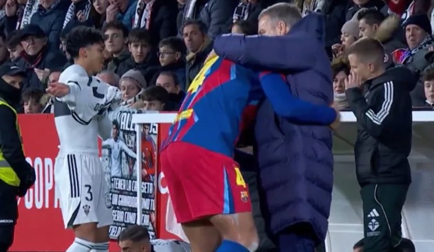 Araujo &ocirc;m lấy HLV Flick sau b&agrave;n thắng mang về thắng lợi cho Barca.