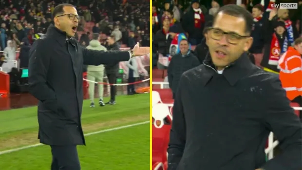 H&igrave;nh ảnh Rosenior mất b&igrave;nh tĩnh khi c&aacute;c cầu thủ Arsenal tiến sang phần s&acirc;n của Chelsea l&uacute;c khởi động.