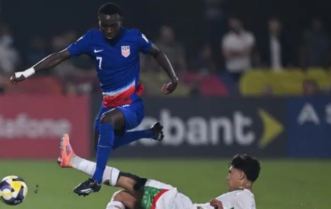 Nimfasha Berchimas trong m&agrave;u &aacute;o đội trẻ tuyển Mỹ.