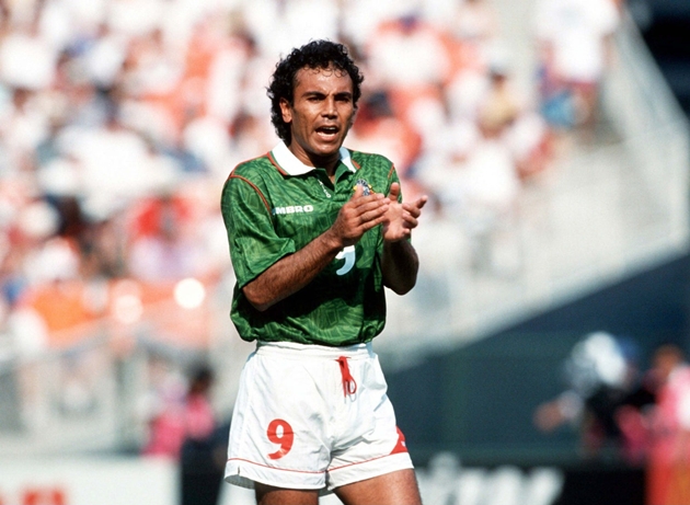 Hugo Sanchez, ch&acirc;n s&uacute;t huyền thoại của b&oacute;ng đ&aacute; Mexico.