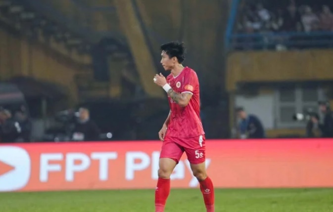 Văn Hậu vẫn cho thấy đẳng cấp của m&igrave;nh d&ugrave; đ&atilde; mất nhiều thời gian ngồi ngo&agrave;i v&igrave; chấn thương.