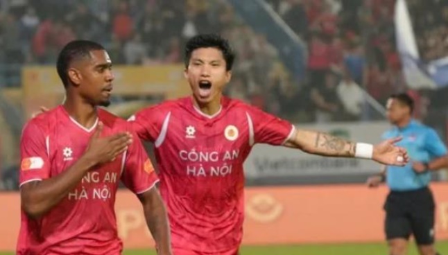 Hậu vệ qu&ecirc; Th&aacute;i B&igrave;nh ghi dấu ấn r&otilde; n&eacute;t trong chiến thắng của CAHN.