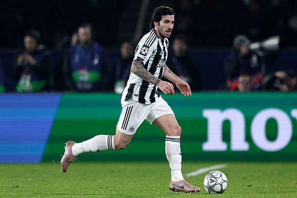 Sandro Tonali l&agrave; trụ cột nơi tuyến giữa của Newcastle United.