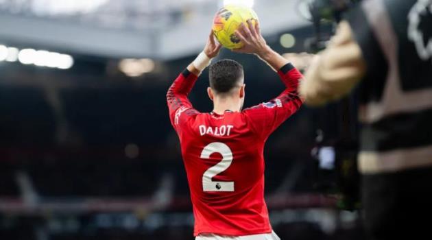 Ảnh bài viết Dalot thăng hoa cùng Carrick, huyền thoại MU nức nở khen