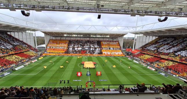 Ch&uacute; th&iacute;ch: Kh&aacute;n đ&agrave;i s&acirc;n Bollaert-Delelis lu&ocirc;n được phủ k&iacute;n bởi sắc đỏ v&agrave;ng.