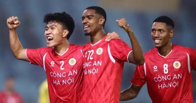 L&yacute; Đức ghi điểm trong chiến thắng đậm của CAHN.