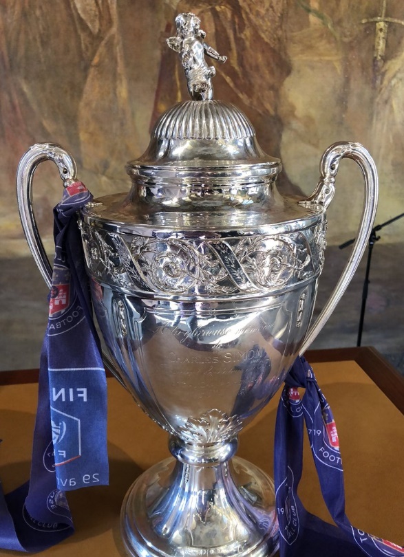 Chiếc c&uacute;p Coupe de France m&ugrave;a giải 2022&ndash;23 đang được trưng b&agrave;y tại Capitole ở Toulouse .