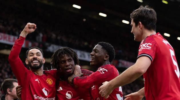 Mainoo tỏa sáng khi được Carrick tin tưởng.