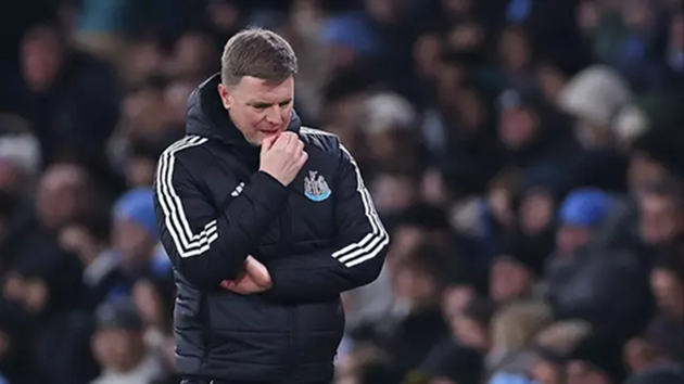 HLV Howe đứng trước nhiều đồn đo&aacute;n về tương lai tại Newcastle.