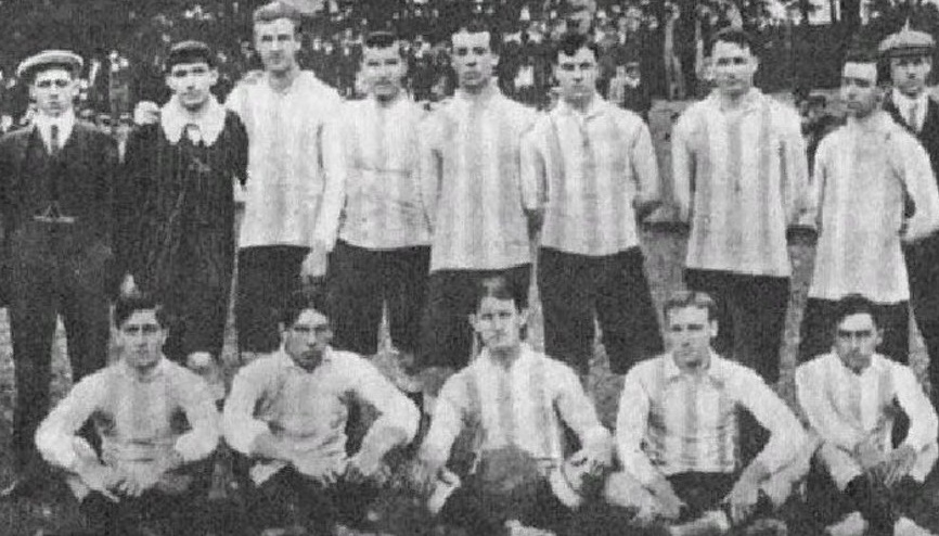 Chiếc áo đấu màu xanh nhạt và sọc trắng lần đầu tiên được tuyển Argentina mặc vào tháng 7 năm 1908 trong một trận giao hữu ở Sao Paulo.