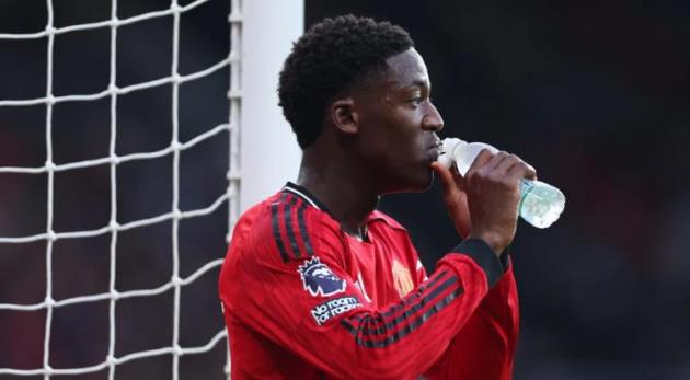 Ảnh bài viết Góc khuất vụ Mainoo suýt rời Man Utd