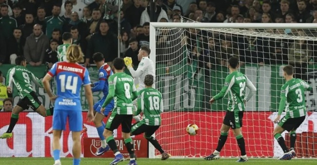 D&aacute;vid Hancko mở tỷ số trận đấu.