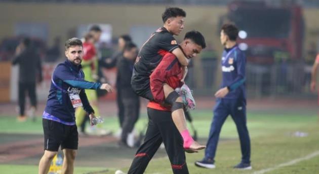 Ảnh bài viết Bão chấn thương càn quét V-League, HLV Kim Sang-sik lo sốt vó