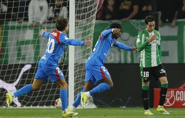 Lookman ghi b&agrave;n cho Atletico Madrid.