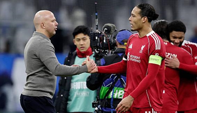 Virgil Van Dijk lên tiếng bảo vệ Arne Slot.