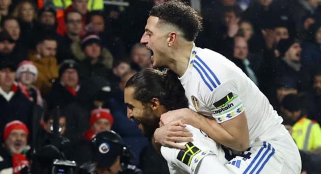 Leeds giành thắng lợi hủy diệt trước Forest.