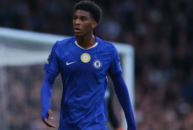 Josh Acheampong trong màu áo Chelsea.