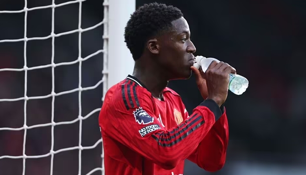 Thắp s&aacute;ng sự tự tin trở lại của Kobbie Mainoo chẳng kh&aacute;c n&agrave;o một bản hợp đồng mới m&agrave; Carrick d&agrave;nh cho MU.