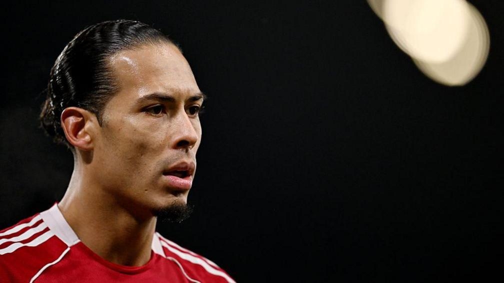 Virgil van Dijk cho rằng c&aacute;c cựu cầu thủ cần c&oacute; tr&aacute;ch nhiệm với những b&igrave;nh luận của m&igrave;nh d&agrave;nh cho c&aacute;c đ&agrave;n em.