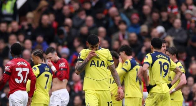 Tottenham phải chơi thiếu người từ sớm sau thẻ đỏ của Romero.