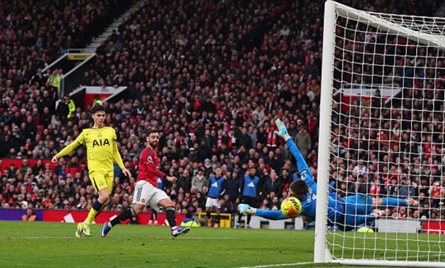 Ảnh bài viết Romero nhận thẻ đỏ, Bruno giúp MU xây chắc vị trí top 4