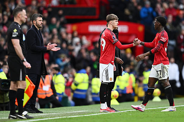 Hai "viên ngọc" sáng giá của lò Carrington, Tyler Fletcher và Kobbie Mainoo bắt tay thay người ở trận đấu giữa Manchester United với Tottenham Hotspur.